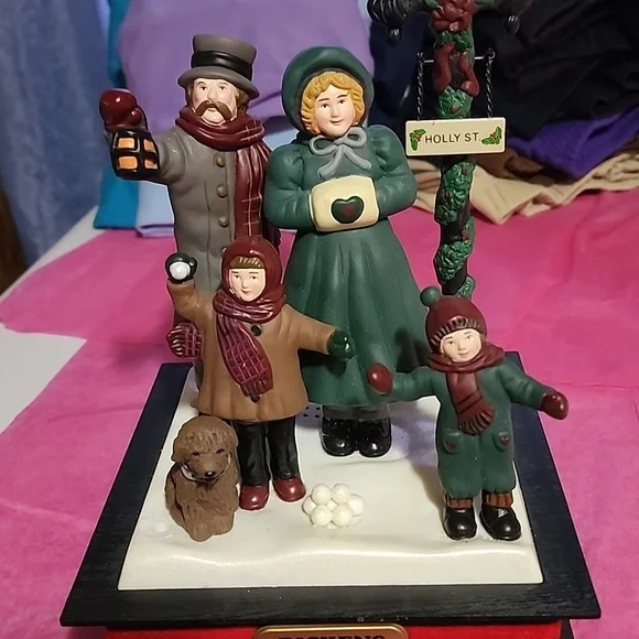 VINTAGE DICKENS 1990 MUSICAL CHRISTMAS CAROLERS SONGS ILLUMINATING HOLLY ST. LI - Picture 1 of 10